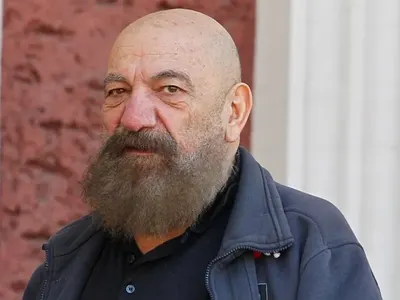 Астор си търси гадже