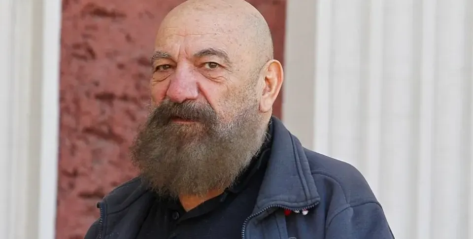 Астор си търси гадже