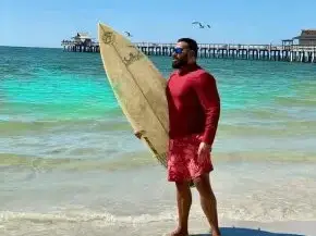 Азис разпуска с каране на сърф