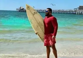 Азис разпуска с каране на сърф