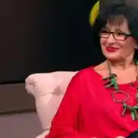 Данчето яде черупки от яйца