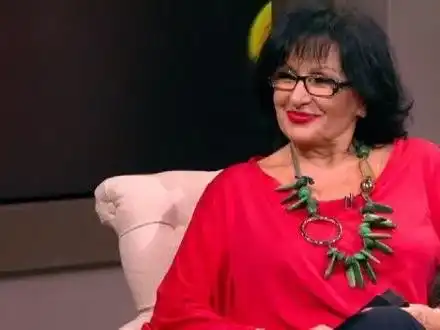 Данчето яде черупки от яйца