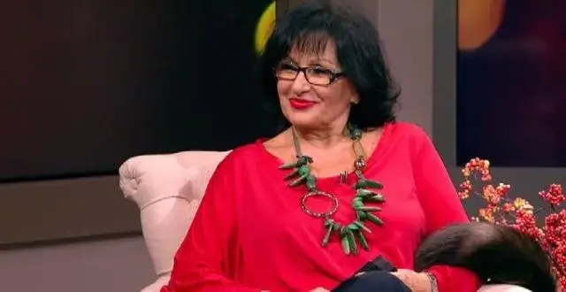 Данчето яде черупки от яйца