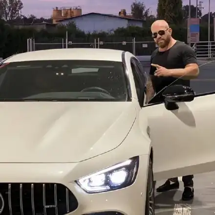 Динко изнася жрици на любовта в  Нидерландия, държи  шест витрини в Амстердам