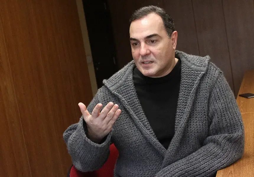 Драго Чая аут  от „БНТ на 60” заради режисьора – бил надебелял и закъснявал за снимки