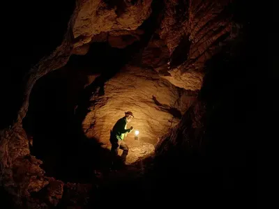 ДВЕ ФОТО ИЗЛОЖБИ ПОДГРЯВАТ ПРЕМИЕРАТА НА “ОТНОВО СЪМ ТУК” (Филмът за Боян Петров тръгва в кината от 3-ти декември)