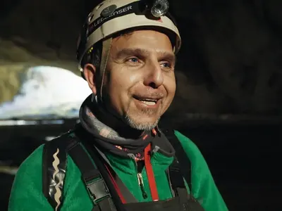 ДВЕ ФОТО ИЗЛОЖБИ ПОДГРЯВАТ ПРЕМИЕРАТА НА “ОТНОВО СЪМ ТУК” (Филмът за Боян Петров тръгва в кината от 3-ти декември)