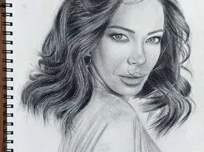 Емилия си рисува портрет! (Вижте го)