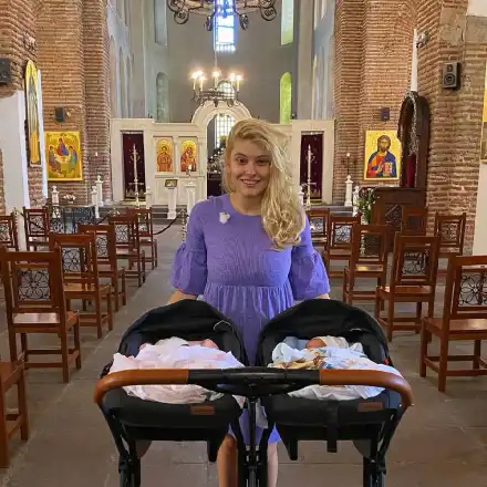 Ева Веселинова заведе близнаците в църква