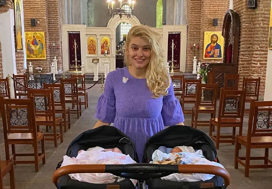 Ева Веселинова заведе близнаците в църква