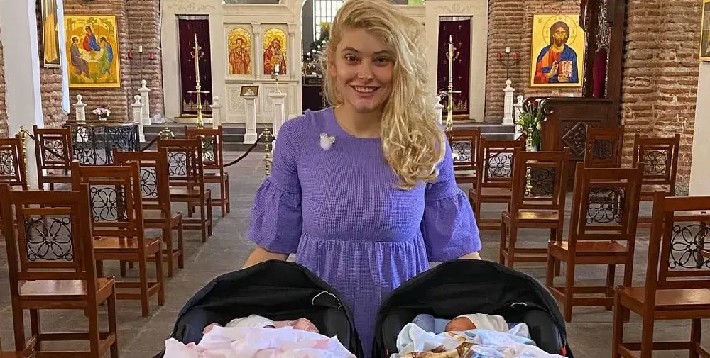 Ева Веселинова заведе близнаците в църква