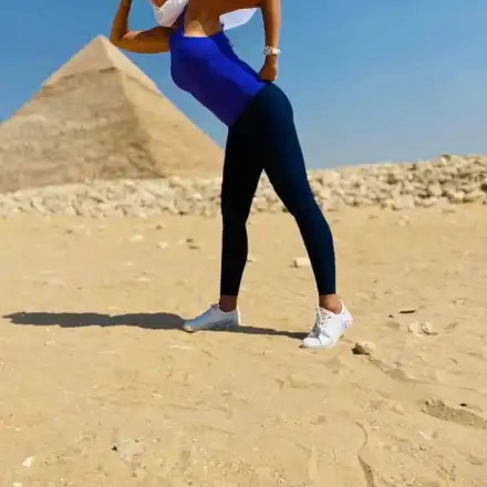 Фолк певицата Мира целуна Сфинкса (СНИМКИ)