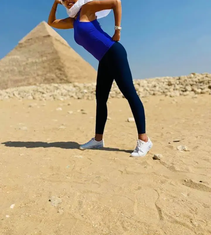 Фолк певицата Мира целуна Сфинкса (СНИМКИ)