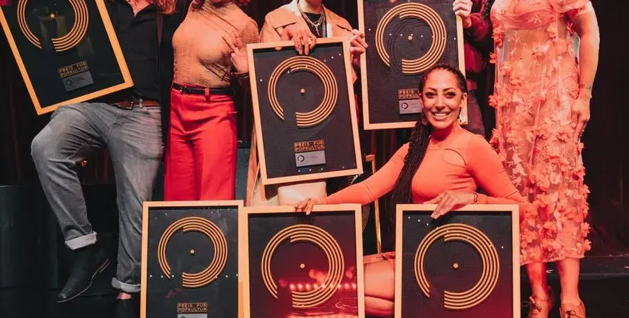 Германия награди Люси Дяковска! Певицата от No Angels с почетен приз (СНИМКИ)