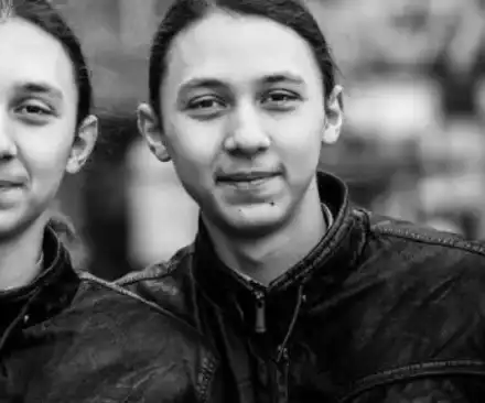 Хасан и Ибрахим свират на шейхове (Близнаците изумяват публиката на изложение в Дубай)