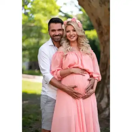 Йоанна Драгнева избира количка за бебето