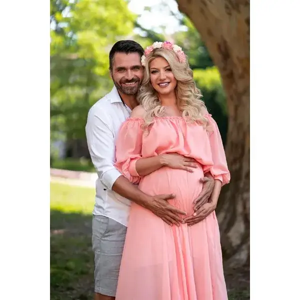 Йоанна Драгнева избира количка за бебето