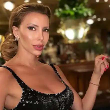 Ирен Онтева показа безкрайни крака в извънземен минижуп