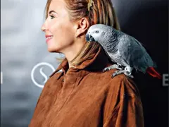 Ирина Тенчева се радва на папагал