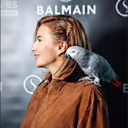 Ирина Тенчева се радва на папагал