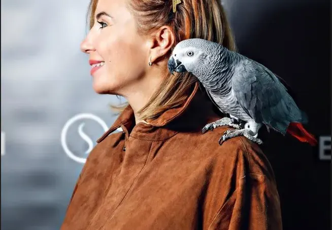 Ирина Тенчева се радва на папагал