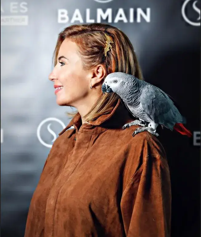 Ирина Тенчева се радва на папагал