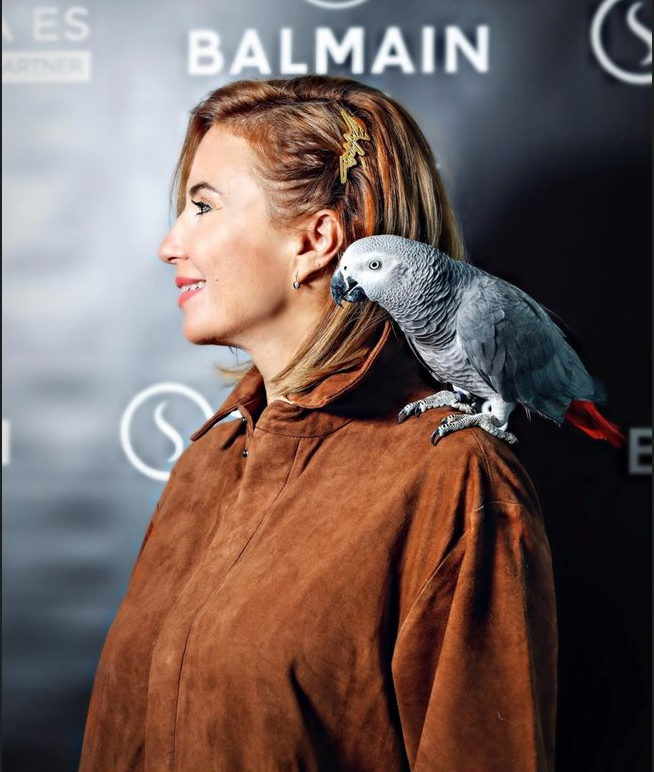 Ирина Тенчева се радва на папагал