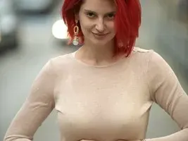 Жената на Звезди от Ахат простира само с тъмни очила