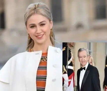 Мария Бакалова застана до най-богатия човек в света (Българката в епицентъра на протест по време на дефилето в Париж)