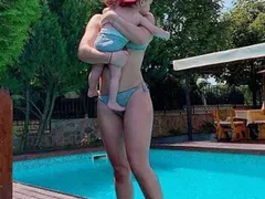 Мария Илиева на басейн със сина си