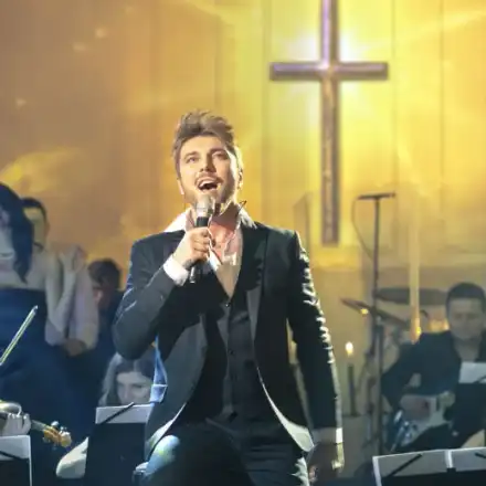 Миро храни църквата си с пица