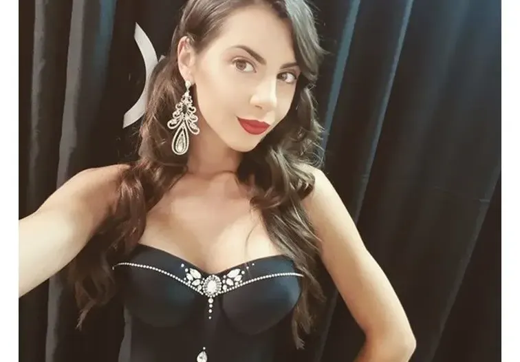 Мис Планета чака първа рожба