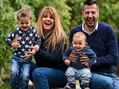 Мъжът на Петя Дикова  ходи на работата с бебето