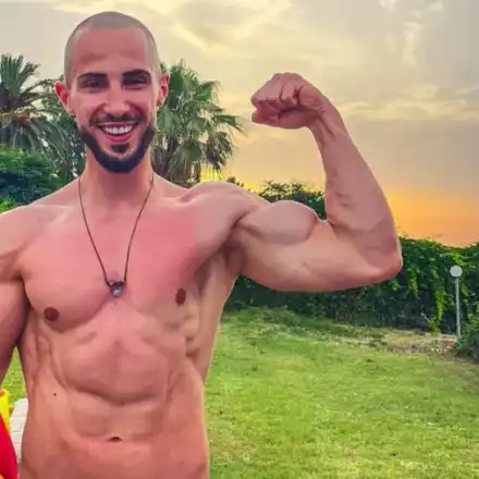 Наум Шопов подлуди  с претенции „Ергенът“ (Замъкна цялата рода да почива на аванта)