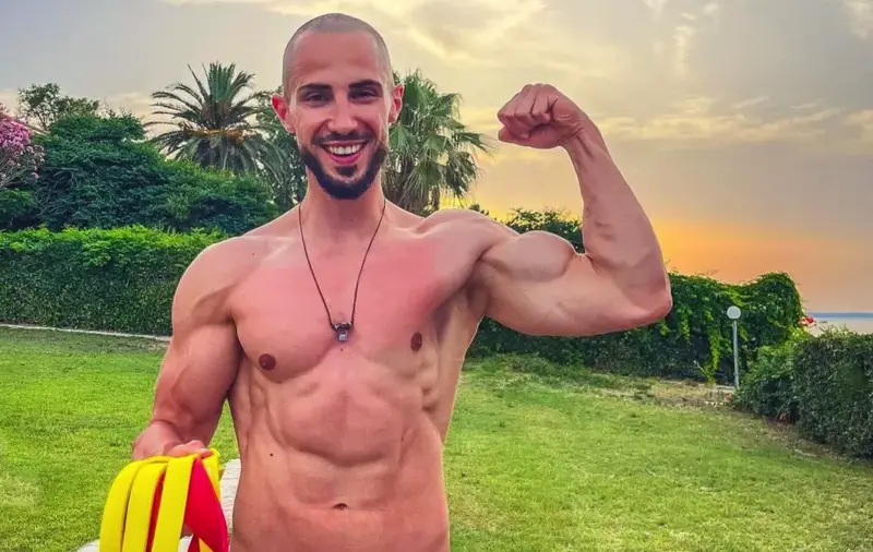 Наум Шопов подлуди  с претенции „Ергенът“ (Замъкна цялата рода да почива на аванта)