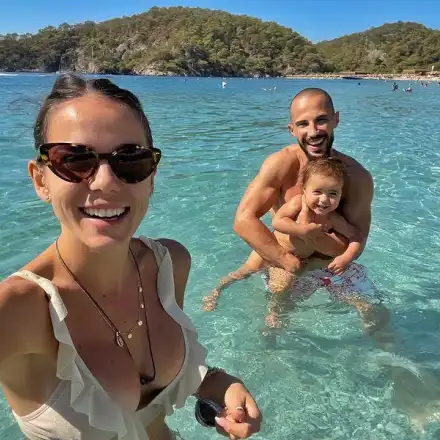 Наум Шопов релаксира в Турция! Актьорът съчетава полезното с приятното