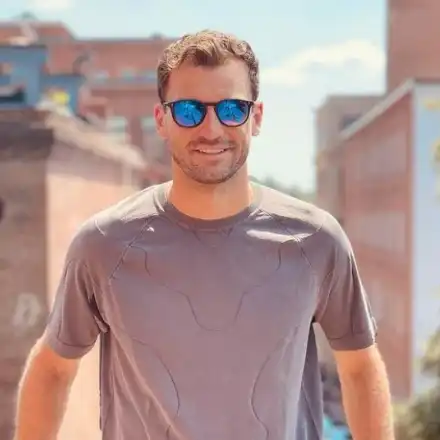 Непоправим романтик! Григор Димитров пълни хотелските стаи с червени рози!