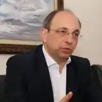 Ники Василев яде с ръце