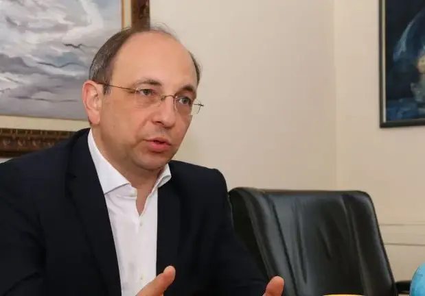 Ники Василев яде с ръце