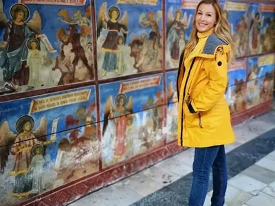 Николета Маданска  се моли за бебето  в Рилския манастир