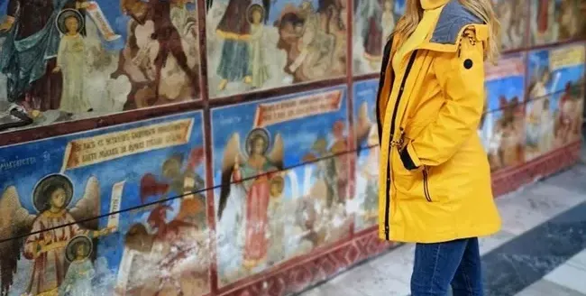 Николета Маданска  се моли за бебето  в Рилския манастир