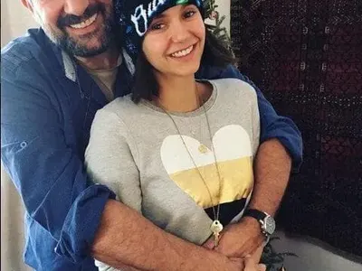 Нина Добрев се прибра в София, хапва сланинка с червено вино с баща си