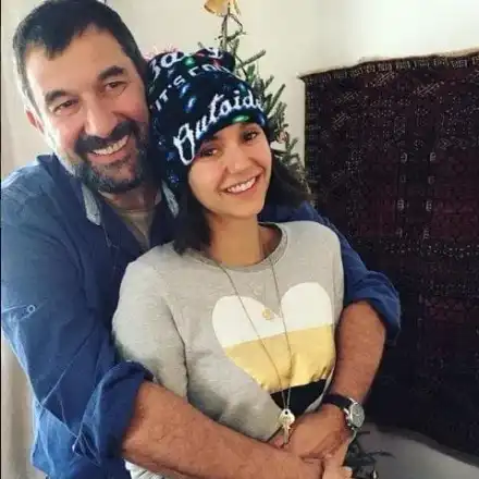 Нина Добрев се прибра в София, хапва сланинка с червено вино с баща си