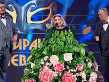 Познаха Рени  в Букета от  „Маскираният певец”