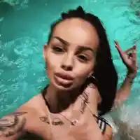 Сузанита си татуира роза