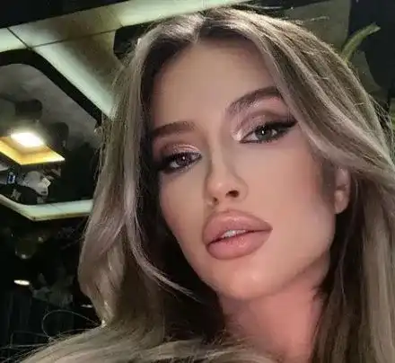 Тита като Ники Минаж! Вижте огромните й дадености