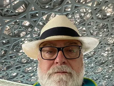 В Дубай: Танцьорки със светещи гърди взеха ума на Владо Пенев (СНИМКА)