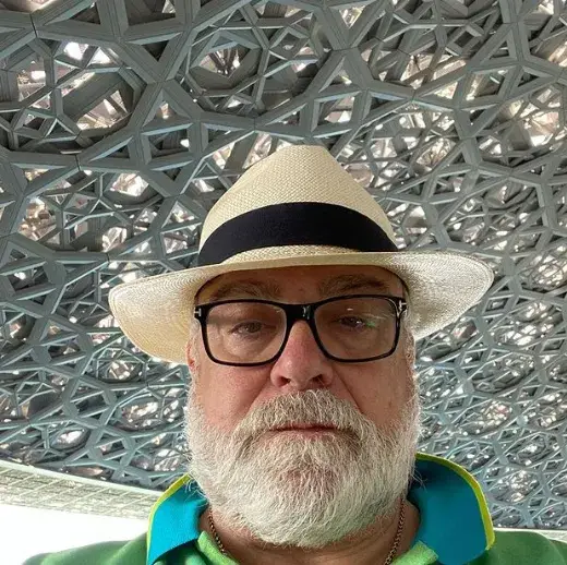 В Дубай: Танцьорки със светещи гърди взеха ума на Владо Пенев (СНИМКА)