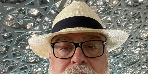 В Дубай: Танцьорки със светещи гърди взеха ума на Владо Пенев (СНИМКА)