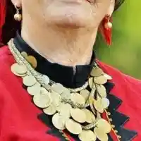 Валя Балканска  гаси телевизора,  види ли политик